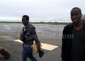 Aboubacar et Ndy Assembé au débarquement à l'aéroport de Garoua