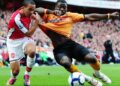 George Elokobi (Wolves) barre la route à Theo Walcott de Arsenal