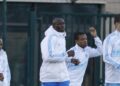 stephane-mbia-avec-a-ses-cotes-loic-remy-a-l-entrainement.jpg