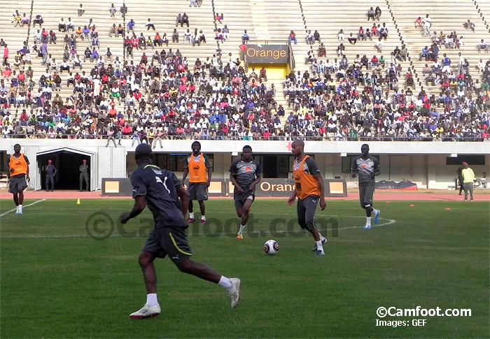 Dakar: le délestage, un adversaire commun