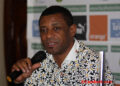 François Omam Biyik (coach national adjoint) pendant la conférence de presse