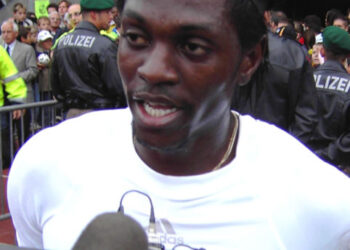 Adébayor traîne son frère au tribunal