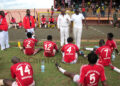Le capitaine Joseph Feutcheu donne des consignes à ses poulains avant les prolongations