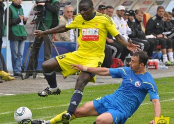 Russie: Benoit Angbwa brille et marque