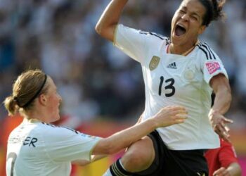 CDM 2011: Cecilia Okoyino da Mbabi brille