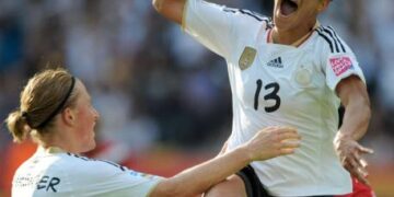 CDM 2011: Cecilia Okoyino da Mbabi brille