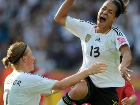 CDM 2011: Cecilia Okoyino da Mbabi brille