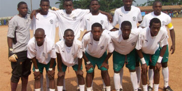 E2: Deux fauteuils pour trois