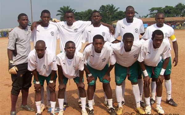 E2: Deux fauteuils pour trois