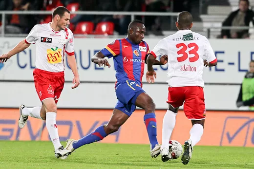 Zoua marque, Bâle prend la tête