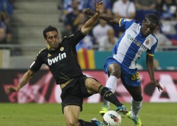 Un triplé de Bifouma contre le FC Barcelone