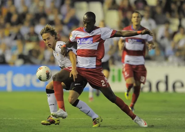 Allan Nyom et son passeport Camerounais