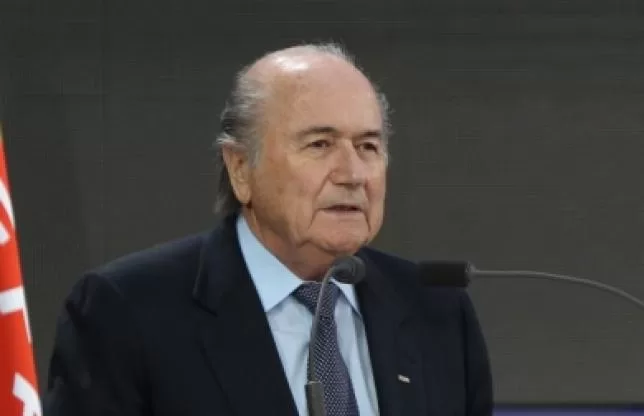 Racisme: Blatter s’excuse mais reste à la Fifa