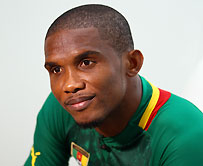 Samuel Eto&rsquo;o en meneur de claque