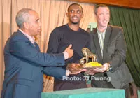 Al Mountakhab célèbre Eto’o