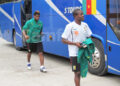 Nguemo et Song sortent du bus des Lions