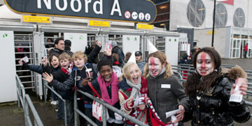 Ajax : Enoh perd devant les enfants