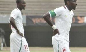 Niang boxe un supporter