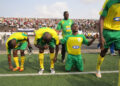 Les joueurs de Astres de Douala se recueillent avant de fouler la pelouse