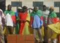 Les supporters quittant leur QG de BALUGUM chez Etienne Kameni pour se rendre a l'aéroport