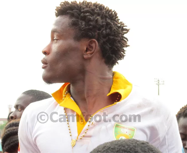 Abouna Ndzana se mue en bagarreur de rue