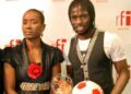 L'Ivoirien Gervinho montre son Prix RFI/Marc-Vivien Foé aux côtés de Marie-Louise Foé.