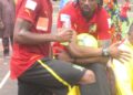 Alexandre_Song_en_discussion_avec_son_oncle_l_ancien_capitaine_des_lions_Rigobert_Song.jpg