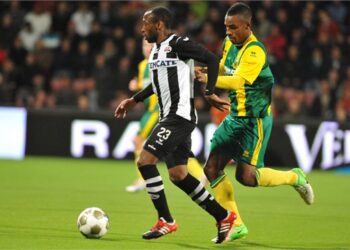 Almelo: doublé de Willie Overtoom