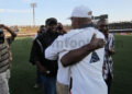 Gérard Mbimi (casquette blanche) félitant Bonaventure Djonkep
