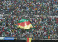 avant_le_match-_le_public_debout_pour_saluer_l_hymne_du_cameroun.jpg