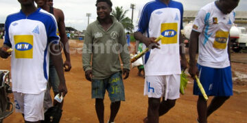 CDC: New stars se flingue une balle dans la jambe