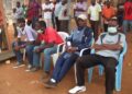 Yaoundé, stade annexe N°1 de l'omnisport. L'équipe médicale obligée de se protéger contre la poussière, adversaire de tous