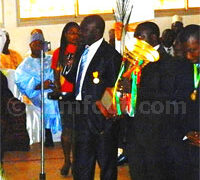 Unisport présente son trophée au gouverneur de l’Ouest