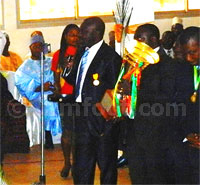 Unisport présente son trophée au gouverneur de l’Ouest