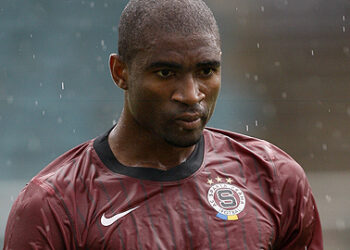 Douze matchs de suspension pour Leonard Kweukeu