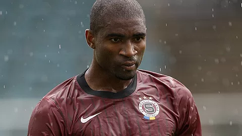 Douze matchs de suspension pour Leonard Kweukeu