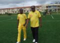Jean-Paul Akono (à droite) en compagnie de Dr Boubakary Sidiki (à gauche) le médecin des Lions Indomptables
