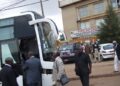 Les membres de l'AG reprennent place dans le bus qui retourne à Douala