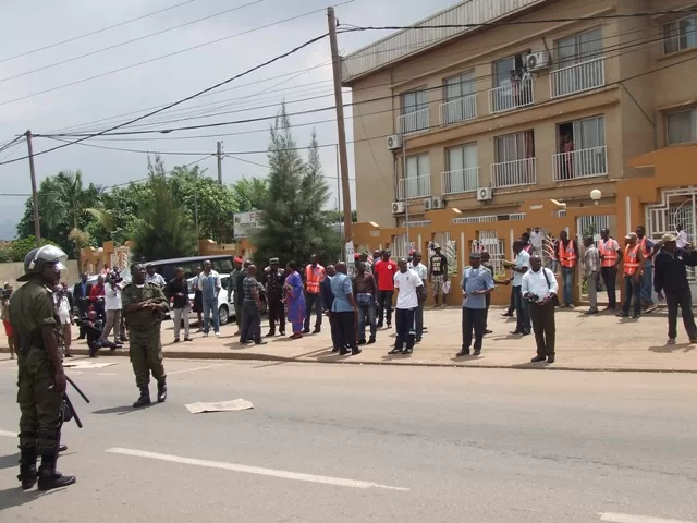 La route était barrée devant le siège de la Fécafoot