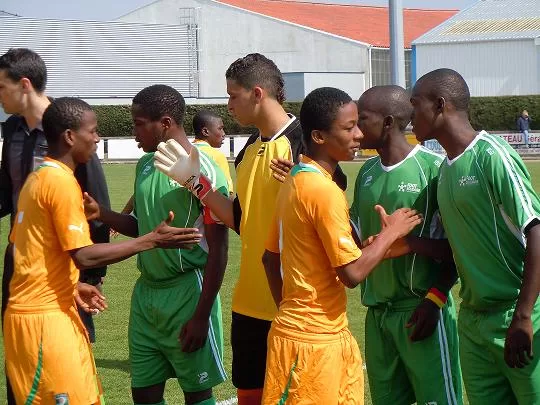 Un pays, trois footballs des jeunes