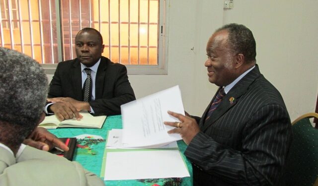 La Chronique de Léon: M. Owona peut-il laver plus blanc ?