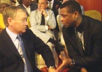 François Omam-Biyik signe à Bitam