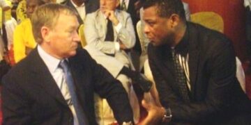 François Omam-Biyik signe à Bitam