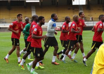 Lions Indomptables: Prise de contact avec la pelouse de Mfandena