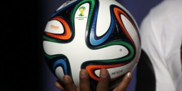 Vidéo: Le ballon de la Coupe du Monde est là!