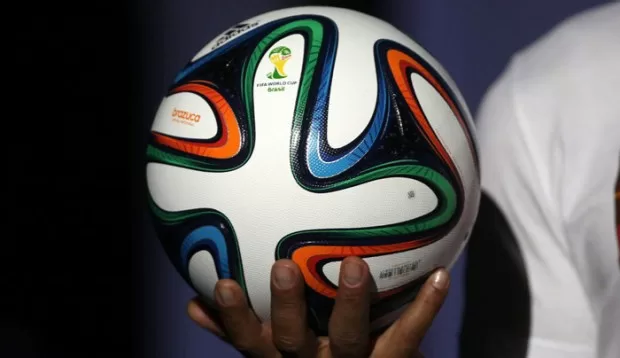 Vidéo: Le ballon de la Coupe du Monde est là!