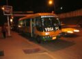 yaounde_le_23_decembre_2013_le_mini_bus_de_yosa_gare_au_bord_de_la_route_attendant_desesperement_ses_occupants_.jpg