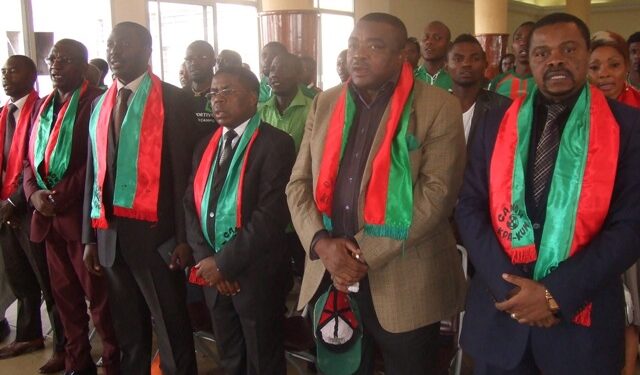 Tension: Coup d&rsquo;état dans Canon