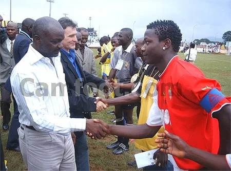Un cours magistral pour l’Ambassadeur Roger Milla