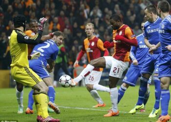 Vidéo: Chelsea rattrapé par Chedjou